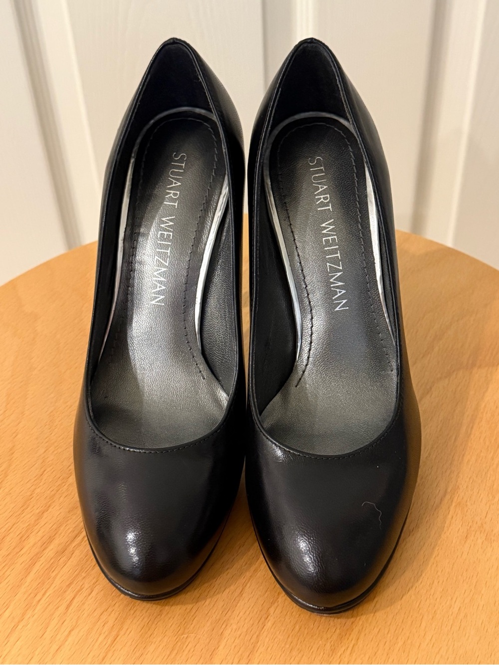 Stuart Weitzman Black Leather Round-Toe Pump